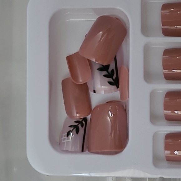 2/$16 Boho Leaf Press on Nails - Picture 15 of 16